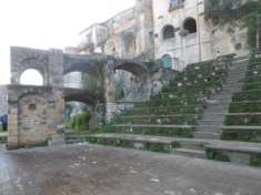 Foto 1987/PIETRAMELARA Casa indipendente su tre livelli di mq 400 sotto le mura del castello nel borgo di Pietramelara con giardino terrazzato di mq 500 ci