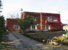 Foto A Caltanissetta casa con piscina, garage, terra mq2604 alberata molto panoramica