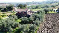 Foto Cartoceto non lontano dal piccolo borgo medievale, in posizione elevata, dominante sull'intera vallata, facilmente raggiungibile dalle principali vie