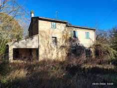 Foto CASA COLONICA CON RICOVERO ATTREZZI, SILOS, TERRENO AGRICOLO E BOSCO