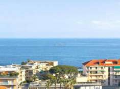 Foto Grande alloggio di prestigio pianeggiante vicino alle spiagge con bella vista mare a Sanremo.