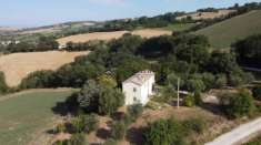 Foto Immergiti nella bellezza senza tempo delle colline marchigiane con questa straordinaria opportunit  immobiliare! situato a isola del piano, a soli 20