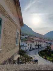 Foto In antico palazzo di tufo ampio e luminoso appartamento