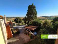 Foto In collina, porzione angolare di colonica composta da due unit  immobiliari e precisamente: appartamento primo piano composto da ampia terrazza panora