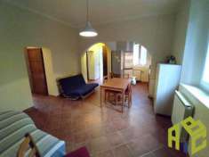 Foto Pomaia - Rif. R0453. In centro, appartamento piano terra con tre vani, ingresso indipendente, composto da soggiorno, cucinotto, due camere, bagno e ri