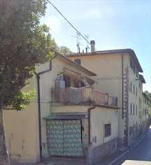 Foto Porzione di Casa in Vendita, pi di 6 Locali, 190 mq, Rufina