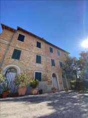 Foto Porzione di casa in vendita a Castiglione Del Lago - 10 locali 180mq