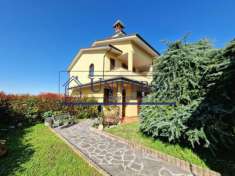 Foto PORZIONE DI VILLA BIFAMILIARE SU QUATTRO LIVELLI CON GIARDINO PRIVATO