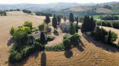 Foto Proponiamo in vendita compendio immobiliare situato a fossombrone, in una posizione dominante e unica nel suo genere. questa straordinaria propriet  v