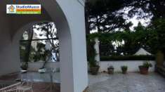 Foto StudioMusco vende a Capri, agli inizi di via Mulo (versante Marina Piccola) una affascinante villa d' epoca, su due livelli con giardino privato.
Di c