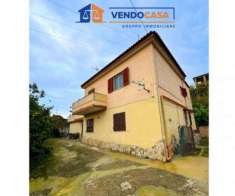 Foto Villa bifamiliare in vendita a Pozzuoli - 7 locali 230mq