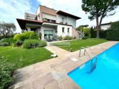 Foto Villa di 308 m con pi di 5 locali e box auto in vendita a Moniga del Garda