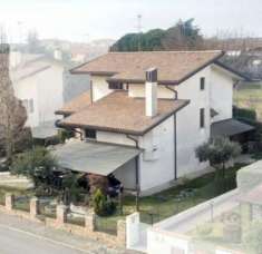 Foto Villa di 350 m con pi di 5 locali e box auto in vendita a Quarto d'Altino