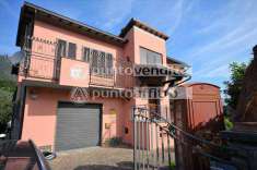 Foto Villa in Vendita, pi di 6 Locali, 250 mq (Lucca)