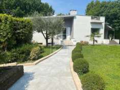 Foto Villa in vendita a Desenzano Del Garda - 5 locali 420mq