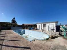 Foto Villino monolocale con giardino e piscina ad Aranova